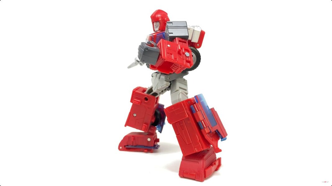 Studio Series 86 Ironhide Voyager In Hand Image  (17 of 56)